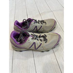 New Balance 520 tennis shoes with purple